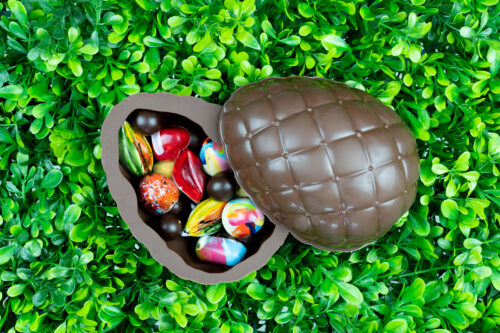 Jajo z czekolady mlecznej z pralinami