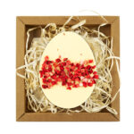 Jajko z czekolady białej z liofilizowanymi truskawkami.