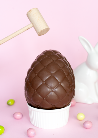 Mega Jajo Wielkanocne z czekolady mlecznej z drażami