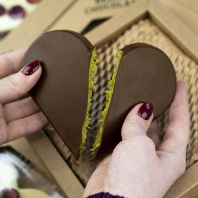 Czekolada dubajska serce - mleczna z pistacjami